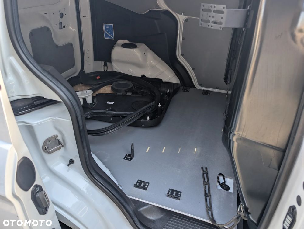 Ford Transit Courier - 12