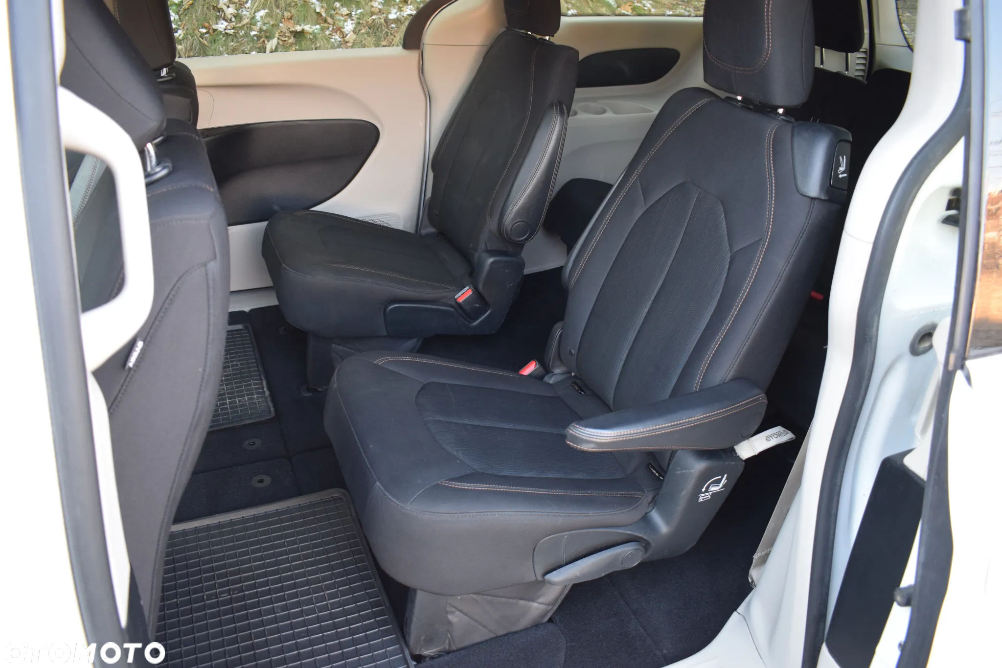 Chrysler Pacifica - 12