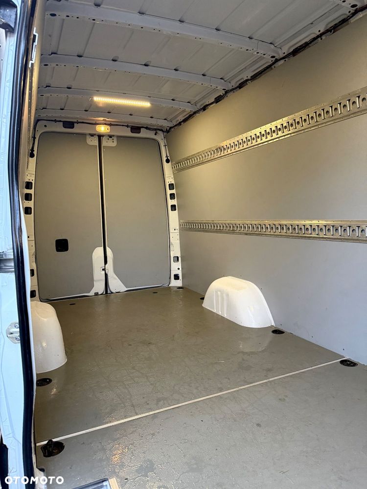 Mercedes-Benz Sprinter - 13