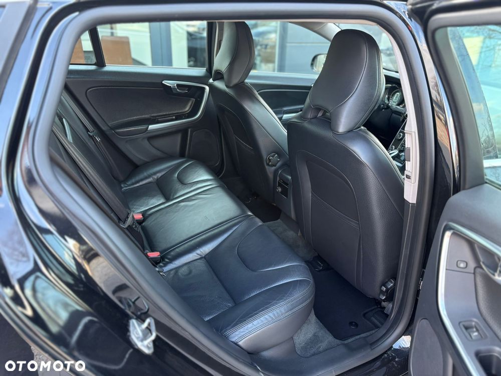 Volvo V60 D6 AWD Plug-in Hybrid Momentum - 7