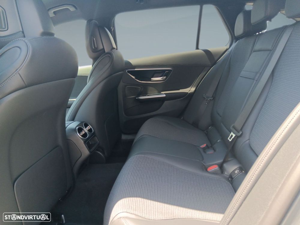 Mercedes-Benz C 300 e Avantgarde — fotografia 14
