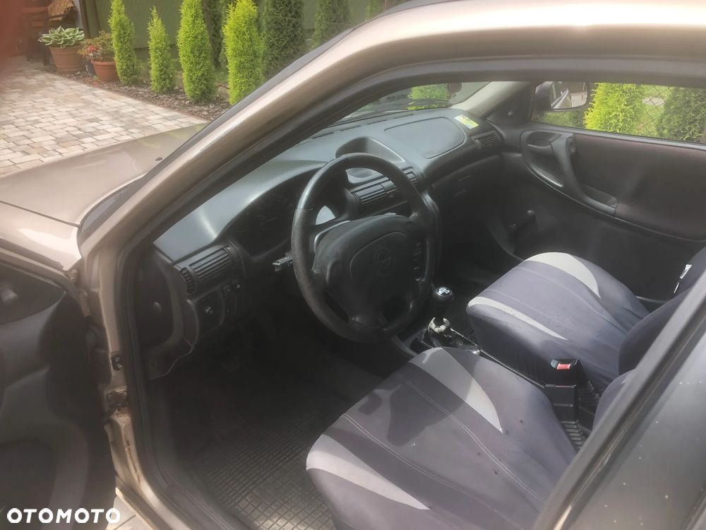 Opel Astra 1.4 GL - 6