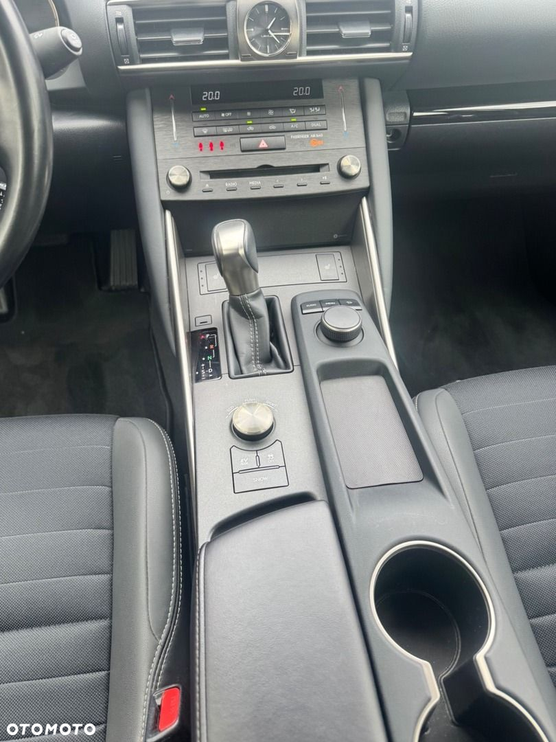 Lexus IS - 12