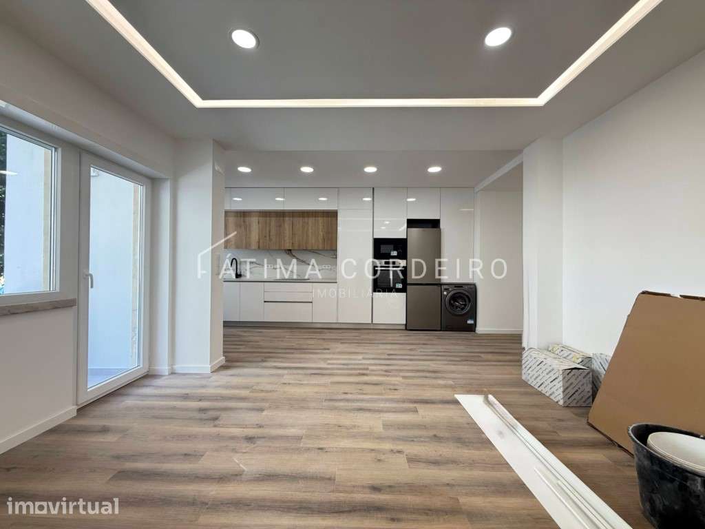 Fantástico T2 com 95m2 Remodelado com arrecadação no centro da Cost... - Grande imagem: 3/24