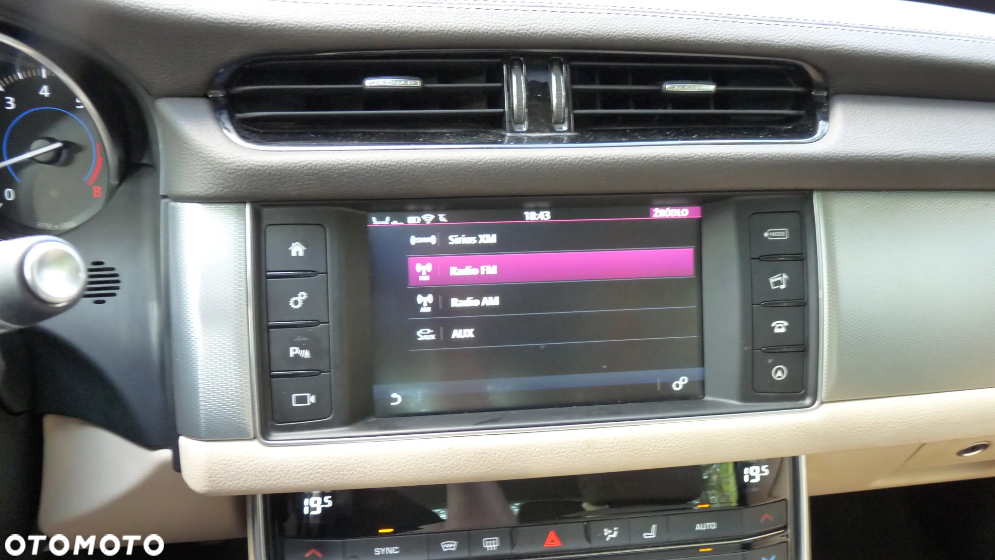 Jaguar XF 35t AWD Portfolio - 33