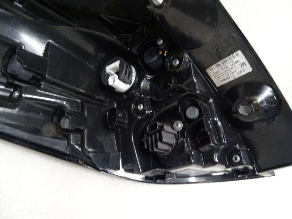 toyota yaris cross - lampa tylna prawa led - 6