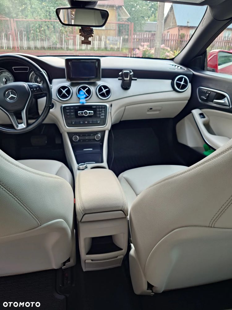Mercedes-Benz CLA 250 4Matic 7G-DCT - 17