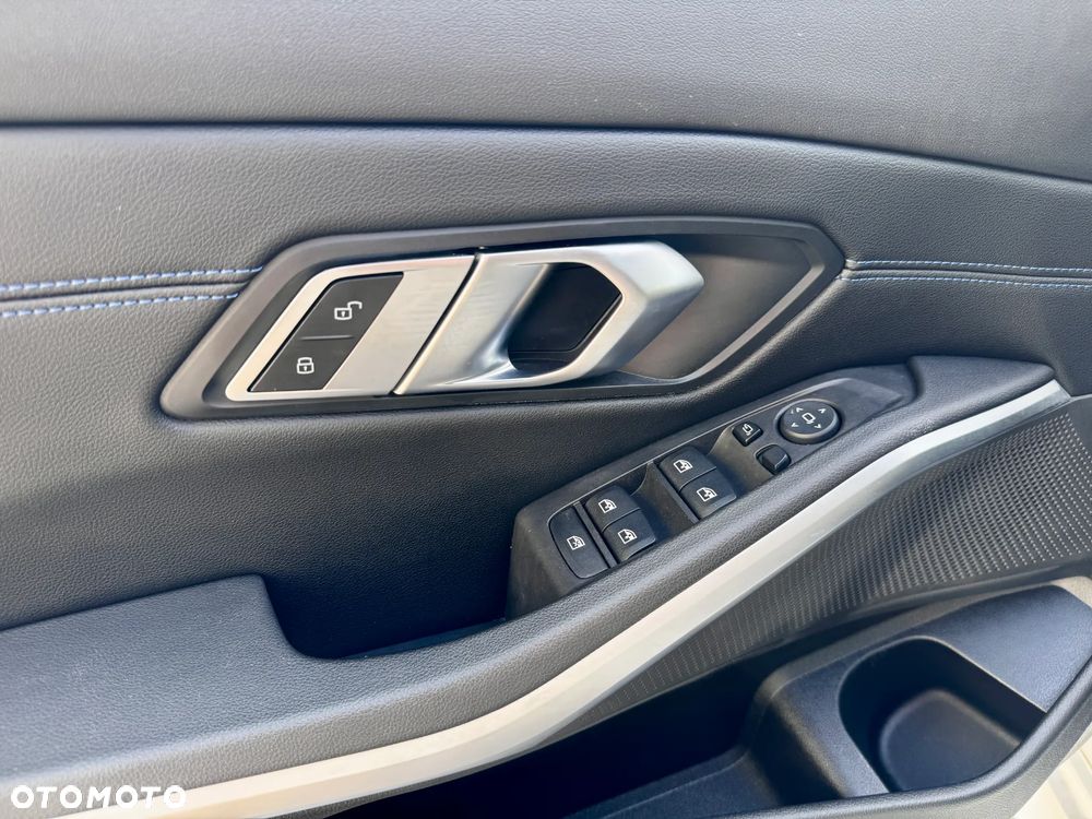 BMW Seria 3 318i M Sport - 13