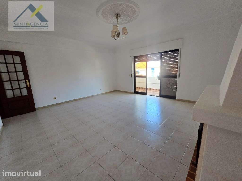Andar de moradia T2 com garagem no Bairro Padre Nabeto em Palmela - Grande imagem: 2/14