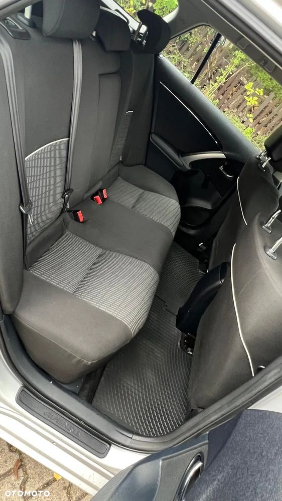 Toyota Avensis 2.0 D-4D Active - 8