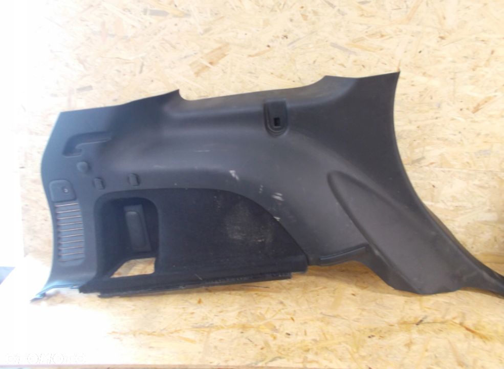 TAPICERKA BAGAŻNIKA LEWA JEEP GRAND CHEROKEE 2014