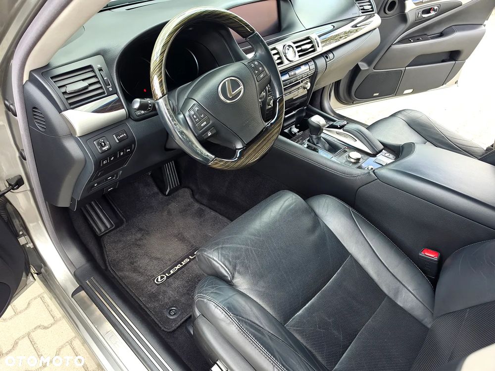 Lexus LS 460 AWD - 14