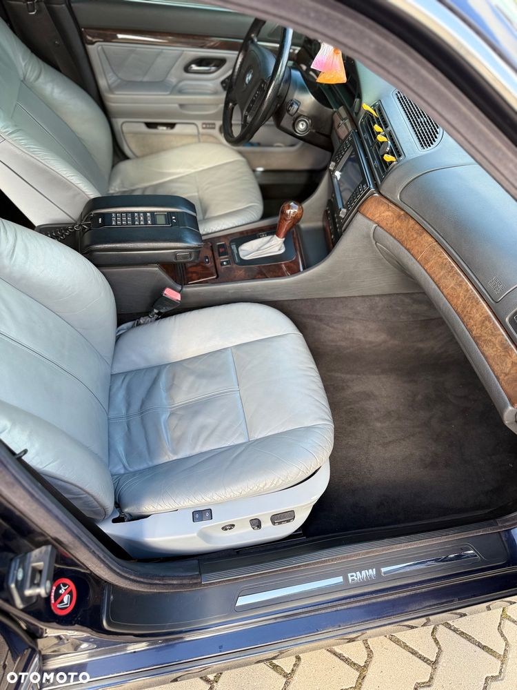 BMW Seria 7 740i - 27