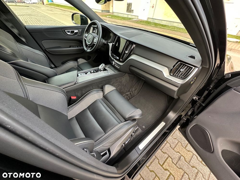 Volvo XC 60 B4 B Plus Dark - 24