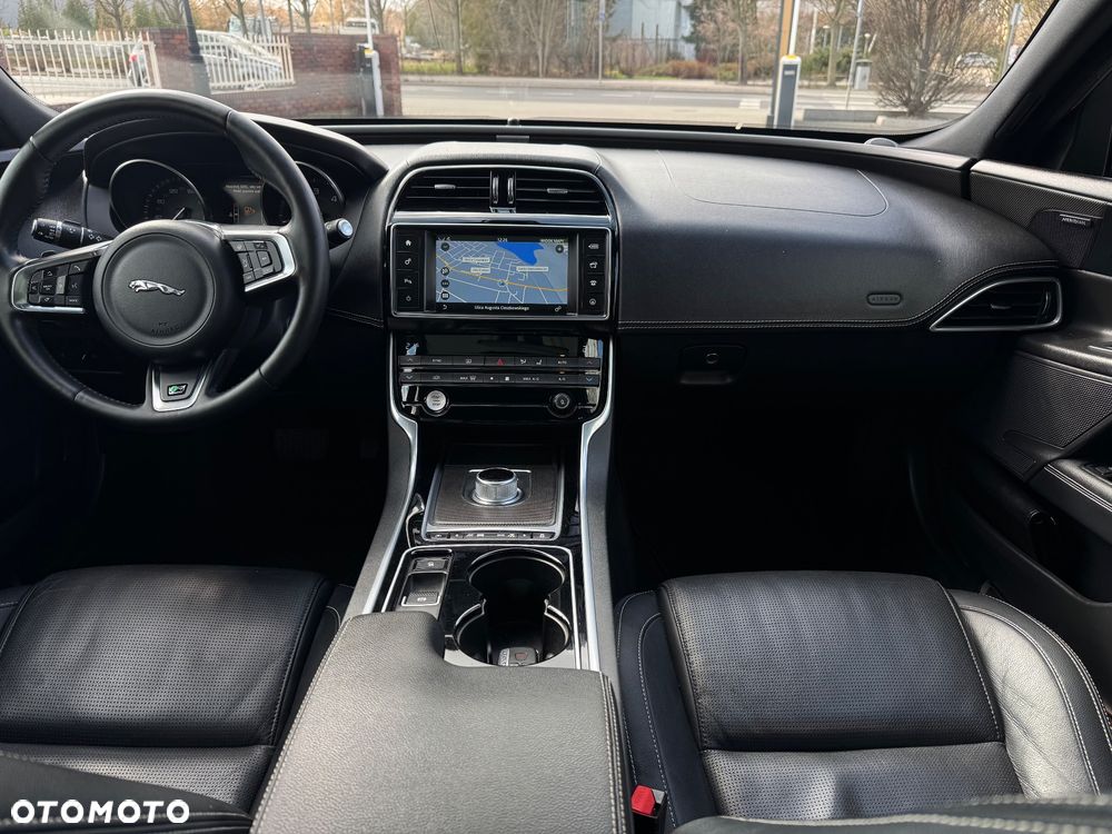 Jaguar XE D200 R-Dynamic S - 22