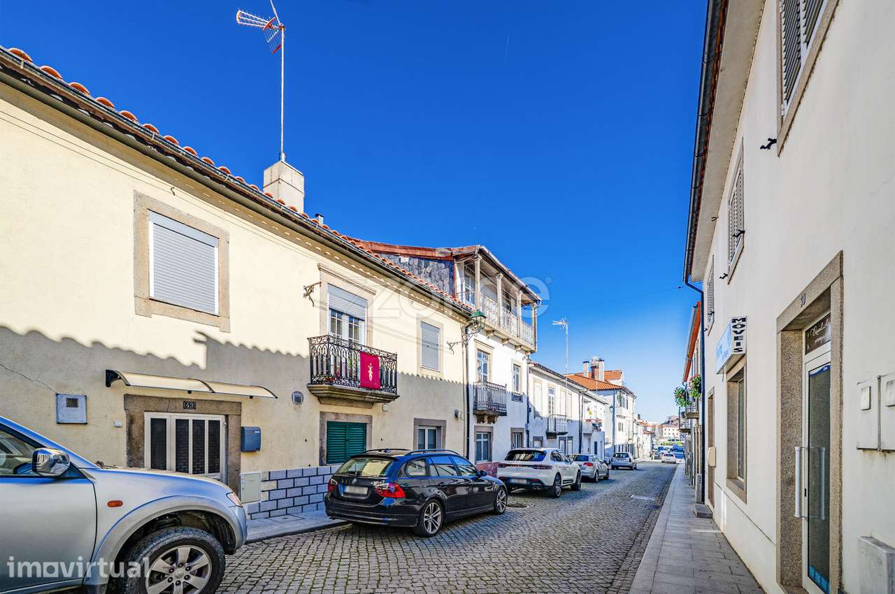 Moradia de 4 Pisos para restaurar ou transformar em apartamentos.