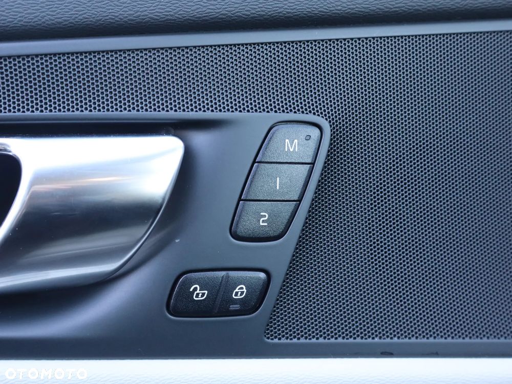 Volvo XC 60 B4 D AWD Plus Dark - 22