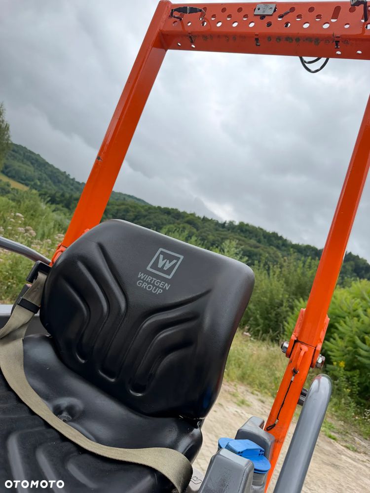 Hamm HD 8VV  Walec Terenowo Drogowy do Asfaltu z OBCINAKIEM BOCZNYM Hydraulicznym! 2 tony. Import Norwegia 2017 rok. 624 mtg. Silnik KUBOTA 3 cylindry. Maszyna nie różni się od Nowej z salonu! Serwisy w Dekra AKTUALNE 2026rok. Zero zniszczeń IGŁA !! Gotowy do długiej pracy. Po dużych serwisach eksploatacyjnych w Norwegii. Walec pochodzi z urzędu Komunalnego w Norwegii od pierwszego właściciela. Jego historia od nowości to lekkie inwestycje miejskie! Jedyna taka okazja! Bardzo mały walec a moc Potężna! Ani deka luzów i wycieków. OKAZJA. Zraszacze na dwa bębny. Ubijanie na dwa lub jeden bęben. Siła ubijania regulowana! - 34