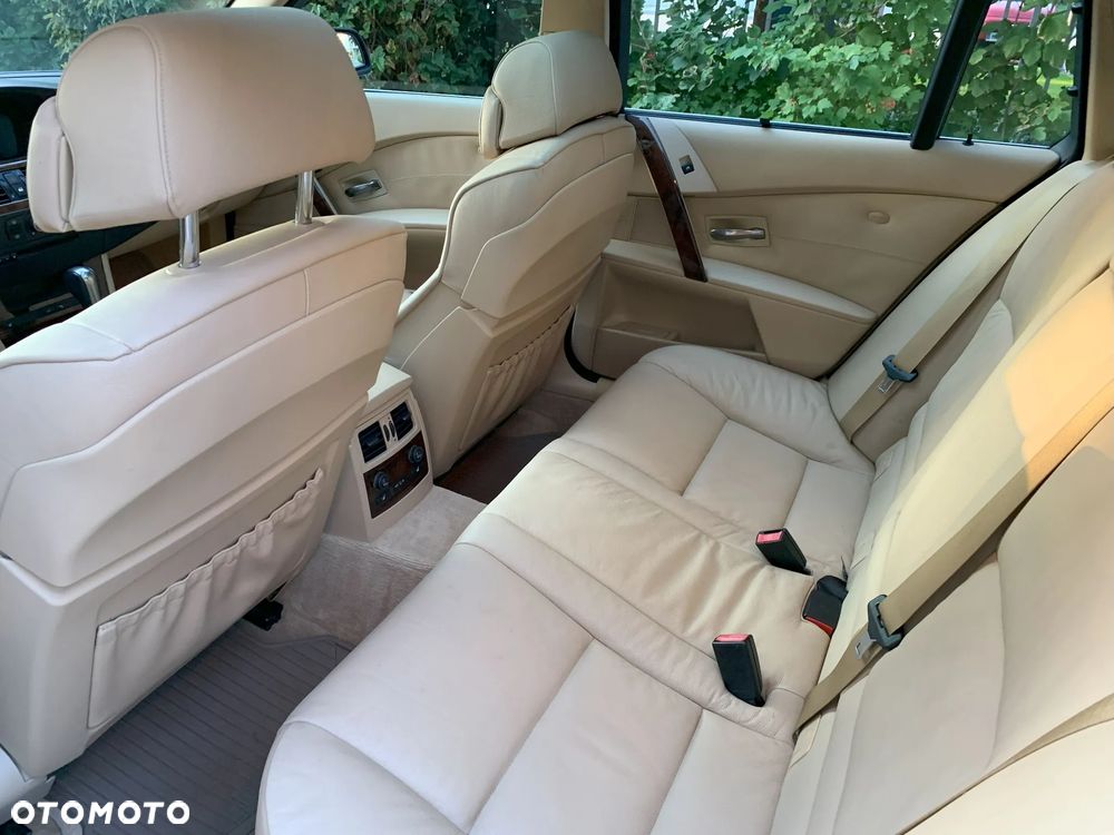 BMW Seria 5 530xi Touring - 16