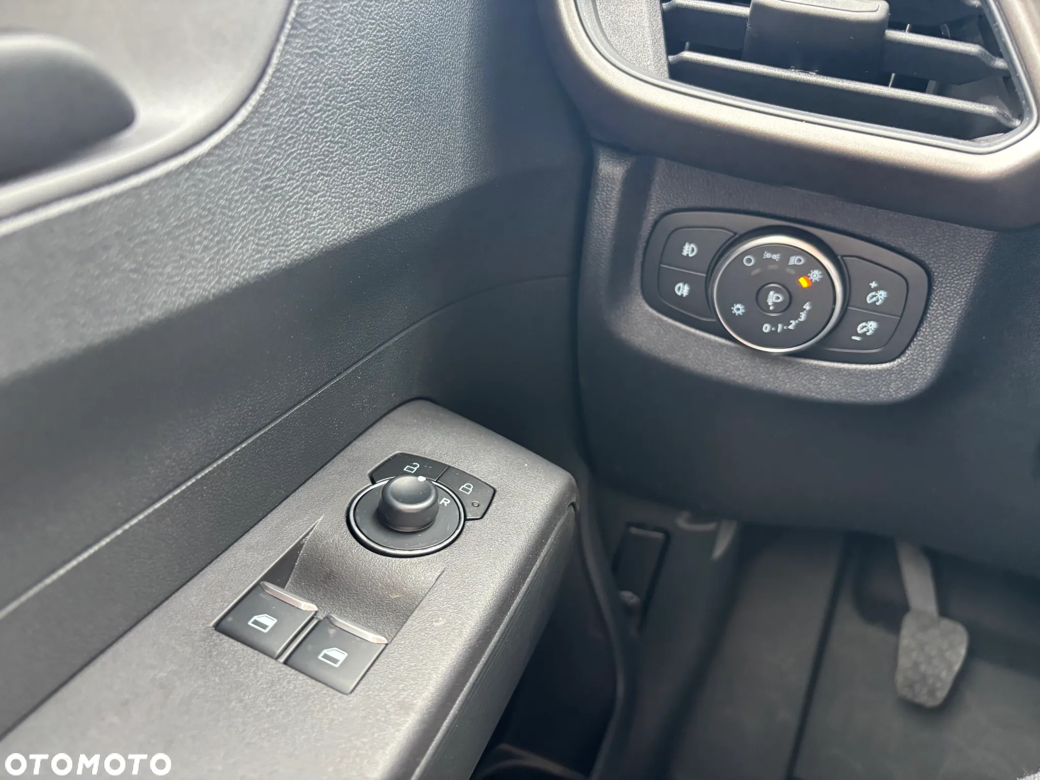 Ford Transit Courier - 19