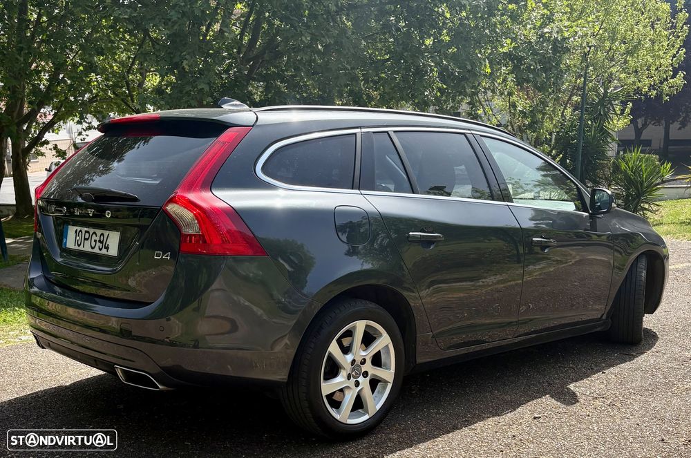 Volvo V60 2.0 D4 Momentum Geartronic - 4