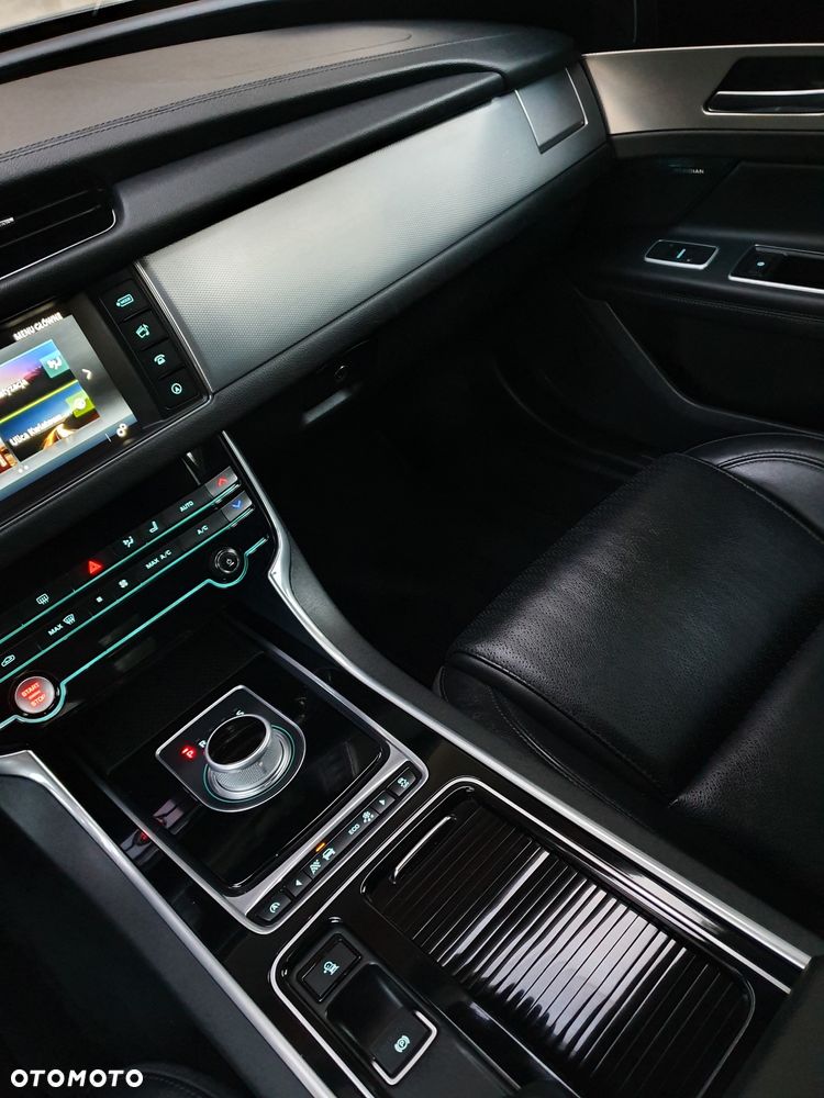 Jaguar XF 3.0 TDV6 R-Sport - 12