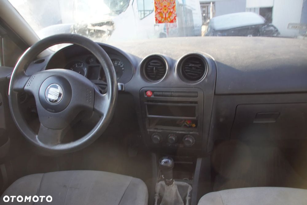 Auto na części - Seat Ibiza III 1.2 12V 64 KM AZQ GSB LS7N 2003R Silnik Skrzynia Drzwi Maska Klapa Zderzak Błotnik Szyba Lusterko Klamka Lampa Deska Kokpit Sterownik Moduł Czujnik Licznik Panel Kierownica - 16