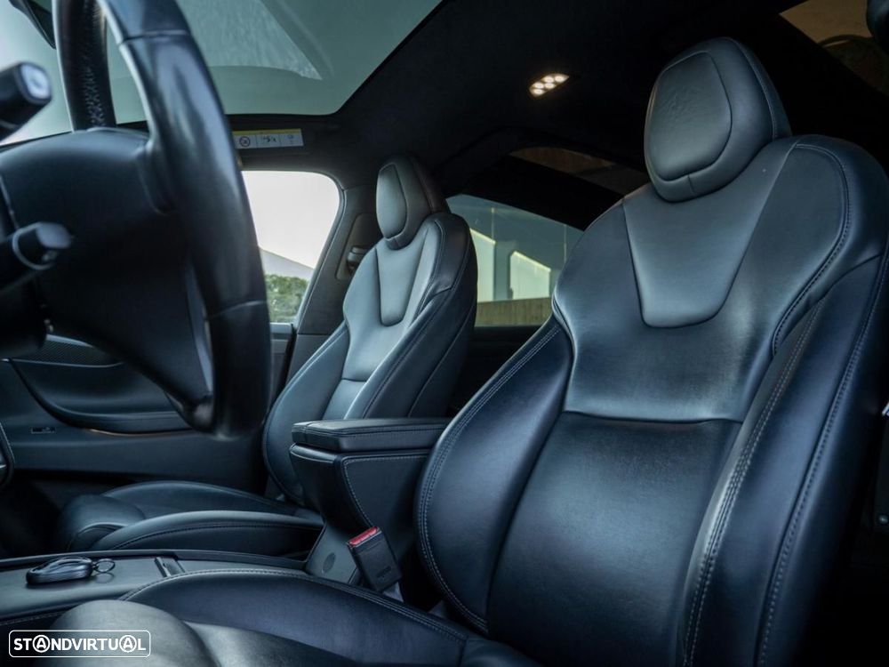 Tesla Model X - 25