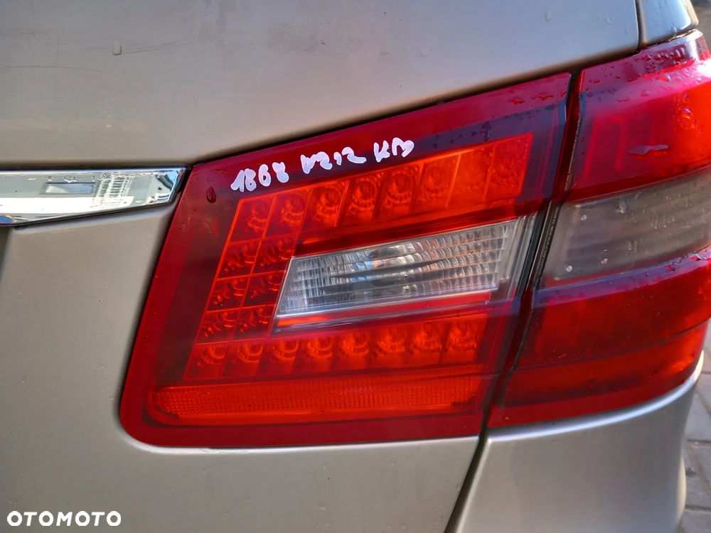 MERCEDES E-KLASA W212 LAMPA PRAWA TYLNA PRAWY TYŁ W KLAPE KOMBI - 2