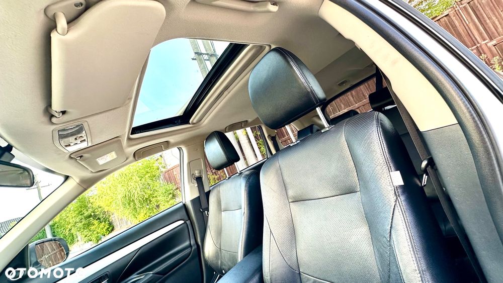 Mitsubishi Outlander 2.0 4WD Plug-In Hybrid - 21