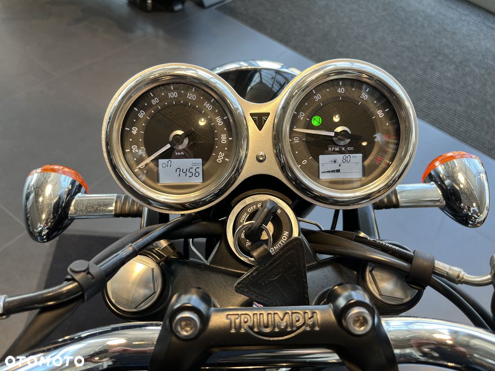 Triumph Bonneville - 6