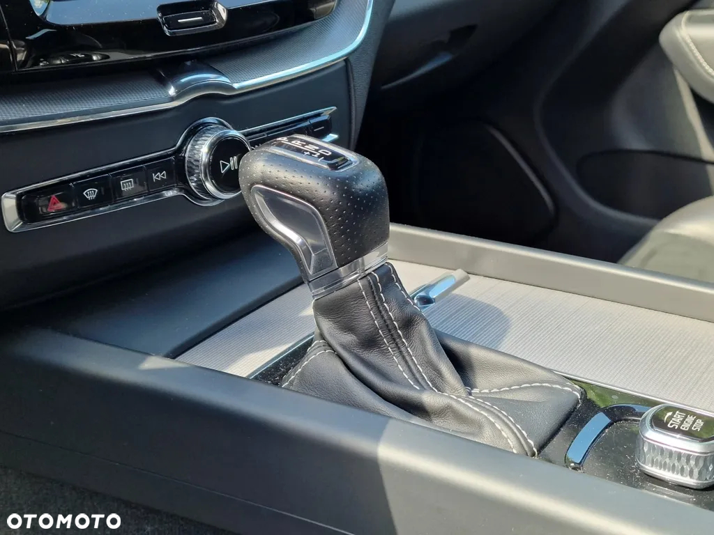 Volvo XC 60 D4 R-Design - 18