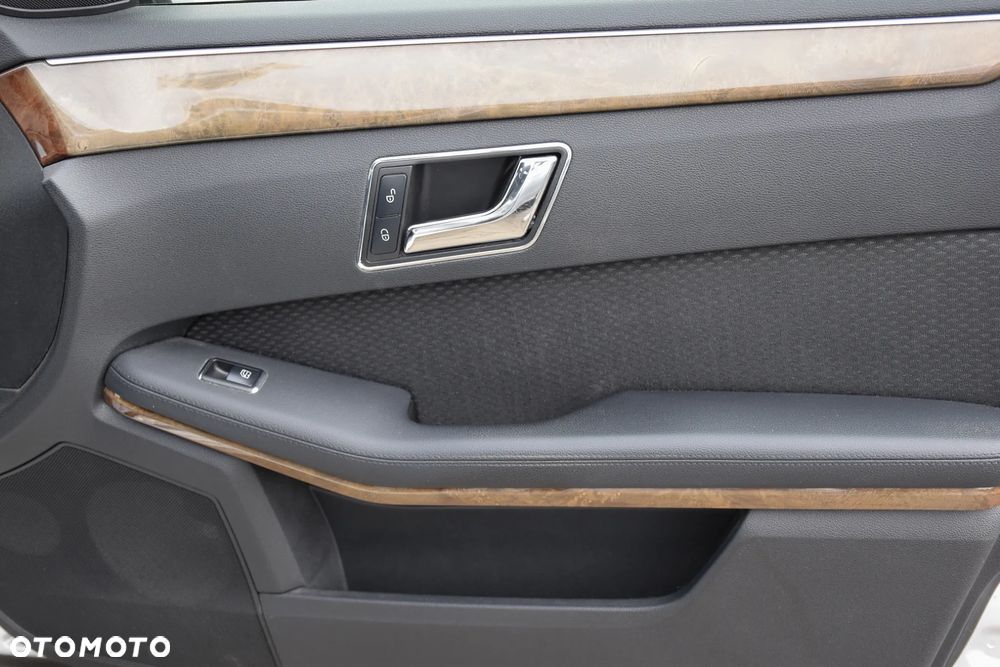 Mercedes-Benz Klasa E 200 BlueEFFICIENCY 7G-TRONIC Elegance - 23