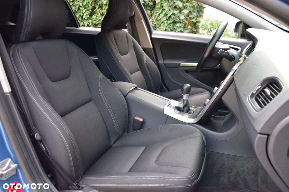 Volvo V60 D4 Momentum - 25