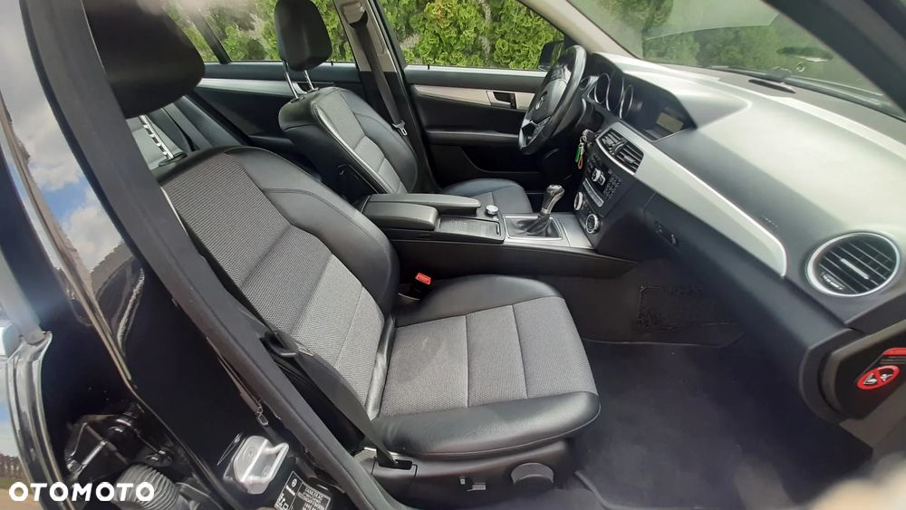 Mercedes-Benz Klasa C 180 CGI BlueEFFICIENCY Avantgarde - 30