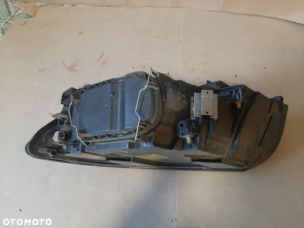 Lampa przód VOLVO V50 xenon prawa 30698890 - 3