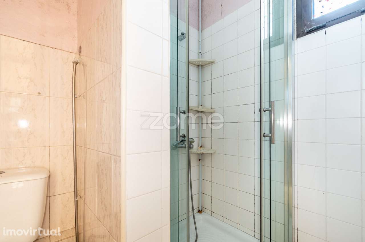 Moradia junto a Av. Fernão Magalhães - Reabilitar - Grande imagem: 5/40