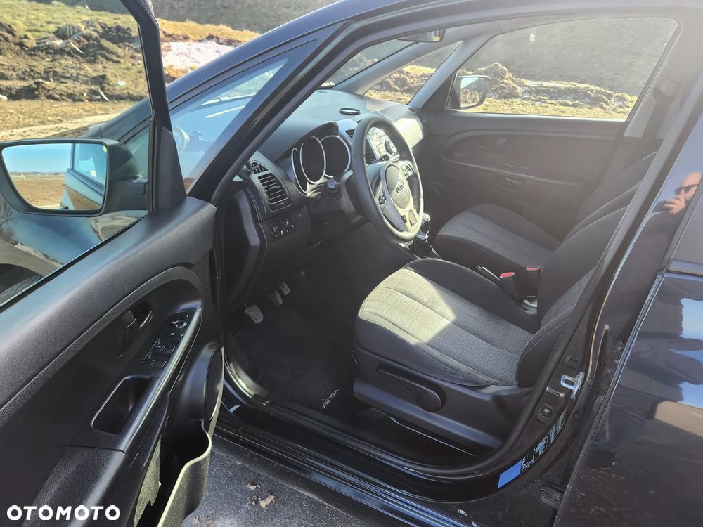 Kia Venga 1.6 L - 5