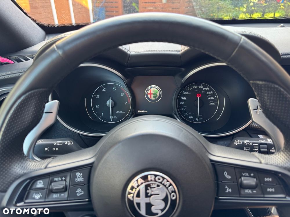 Alfa Romeo Stelvio - 8