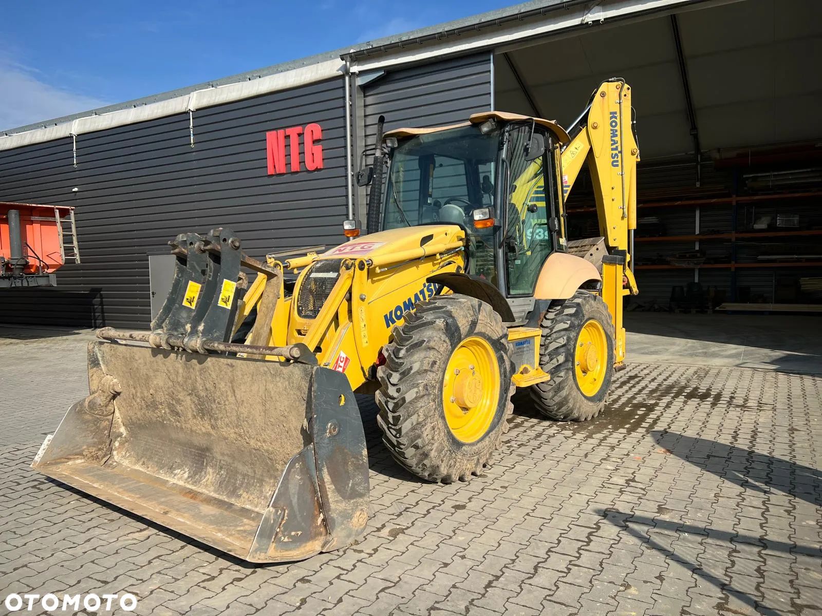 Komatsu WB93S-5 - 1