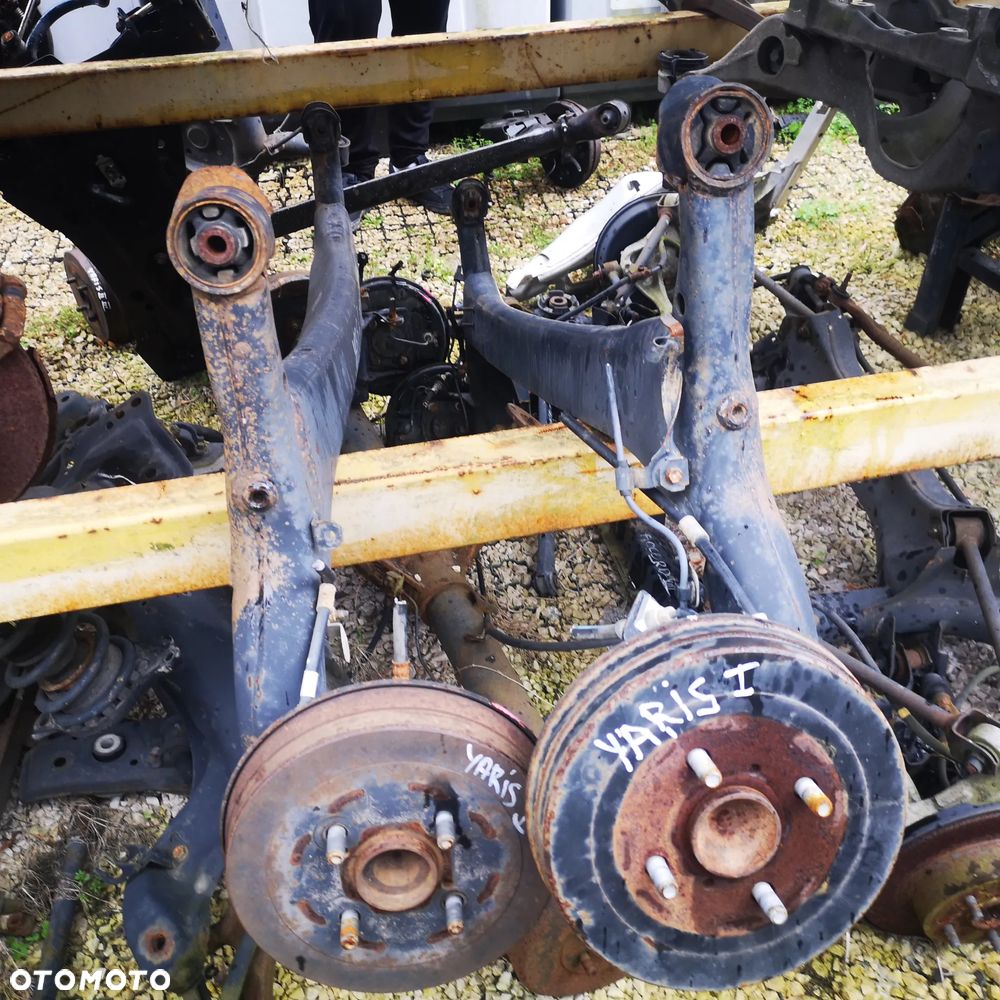 BELKA ZAWIESZENIA TYŁ BĘBEN TOYOTA YARIS I 99-06 - 2