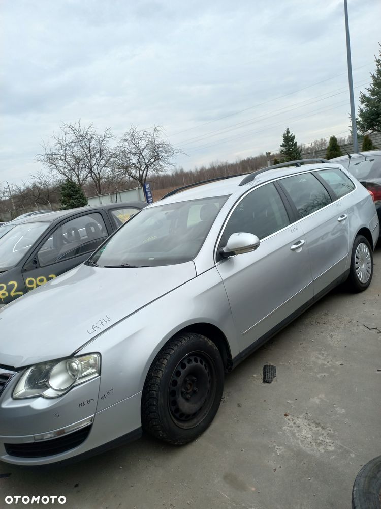 na części vw passat b6 04- z silnikiem 2.0 tdi o oznaczeniu bmp kod lakieru LA7W silnik palący - 2