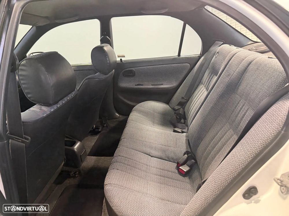 Toyota Corolla Sedan 1.3 XLi - 12