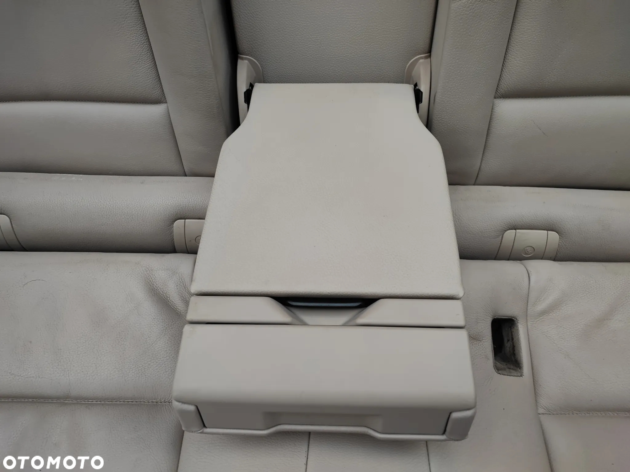 BMW F11 / F11N ORYGINALNA KANAPA TYŁ W KOLORZE DAKOTA OYSTER / BEŻOWA + PODŁOKIETNIK O NR. 7 254 260 OEM W DOBRYM STANIE - 16
