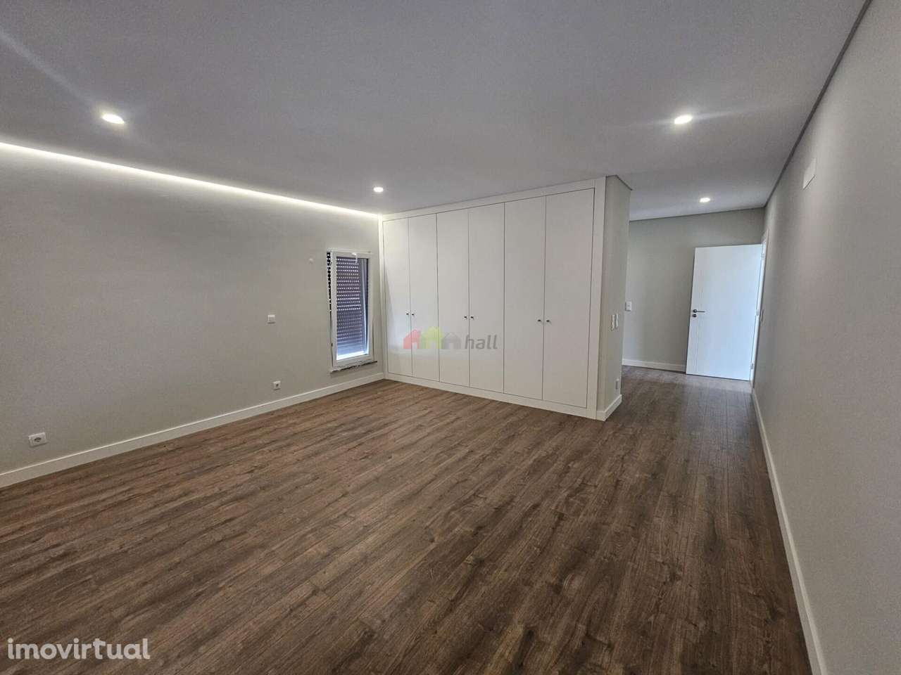 Moradia T5 isolada com 4 suítes, piscina, garagem e jardim - Grande imagem: 4/36