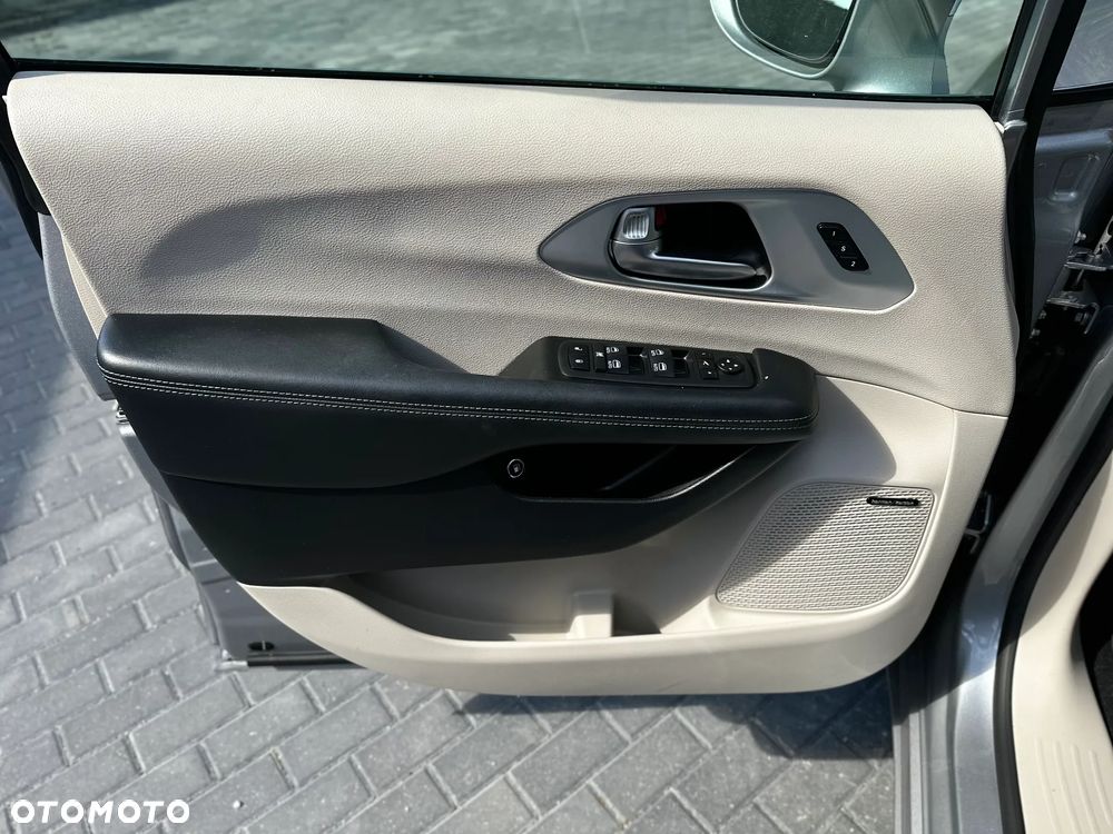 Chrysler Pacifica - 11