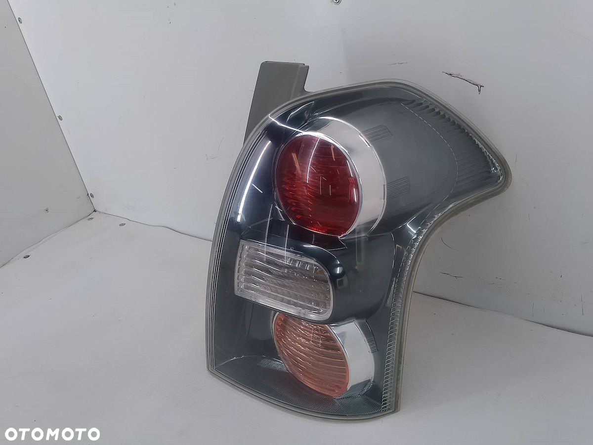 LAMPA TYLNA PRAWA TOYOTA COROLLA VERSO II 2.2 D-4D - 5