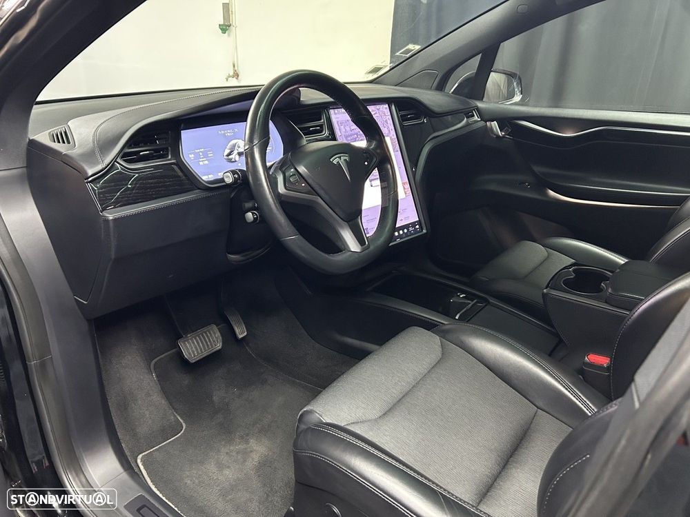Tesla Model X - 11