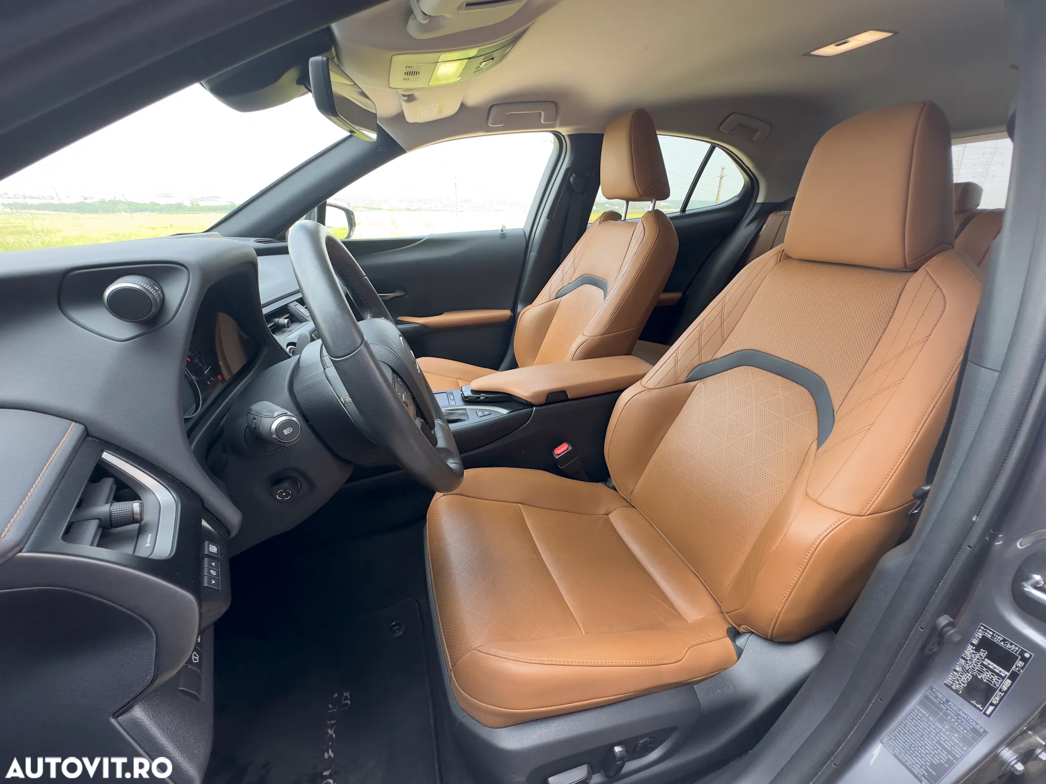 Lexus UX 250h 2.0L HEV 20H- (178 HP) 4X4 CVT Luxury - 14