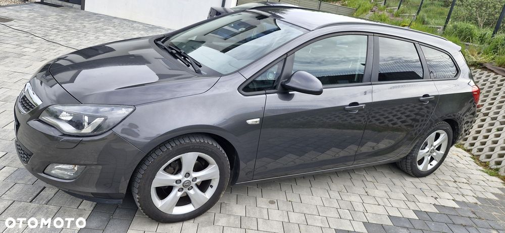 Opel Astra 2011 photo 2